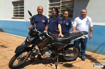 Prefeitura entrega moto para otimizar trabalho da Vigilância Sanitária e ACEs