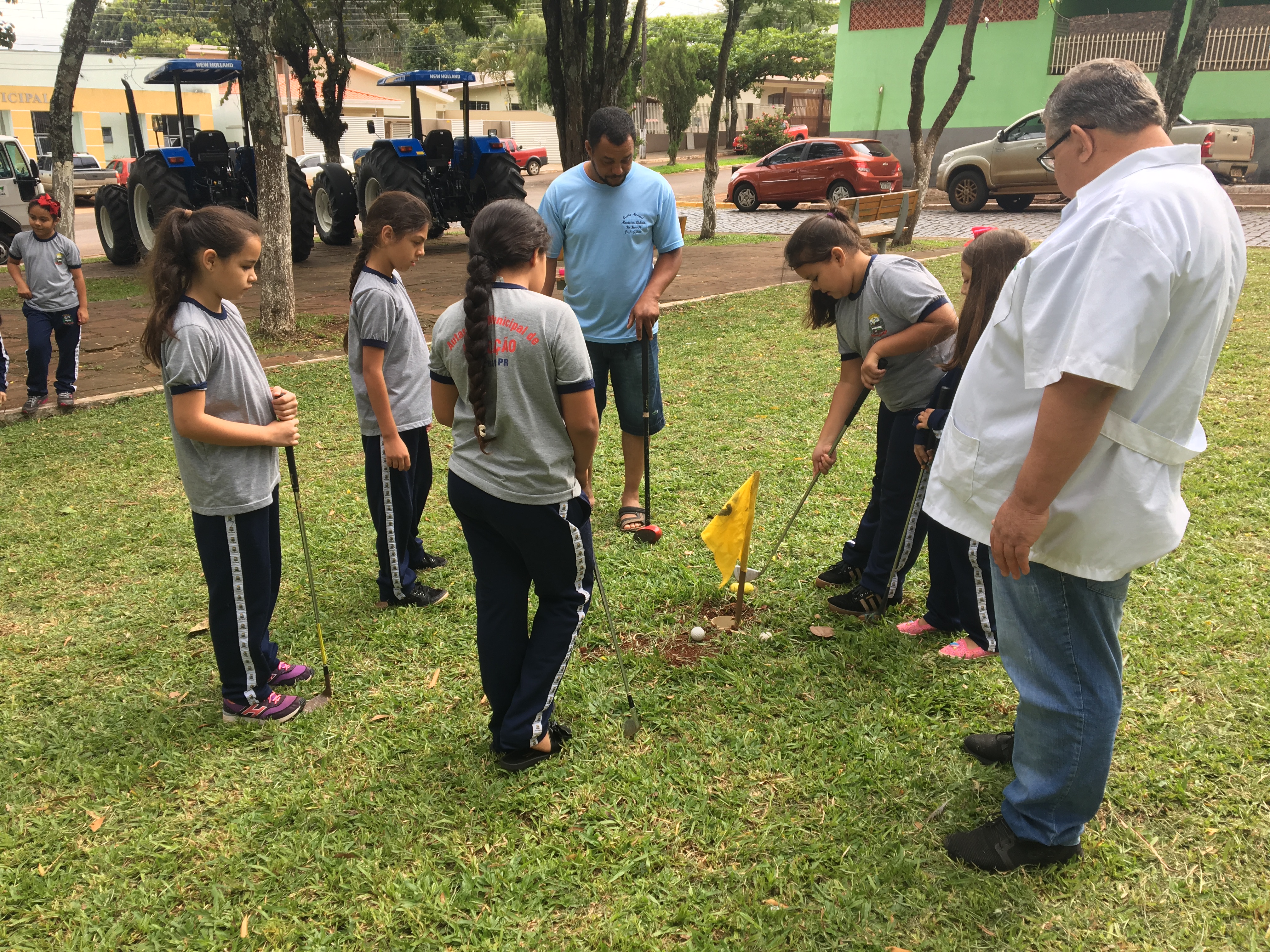 Professores e alunos constroem campo de Golf 7