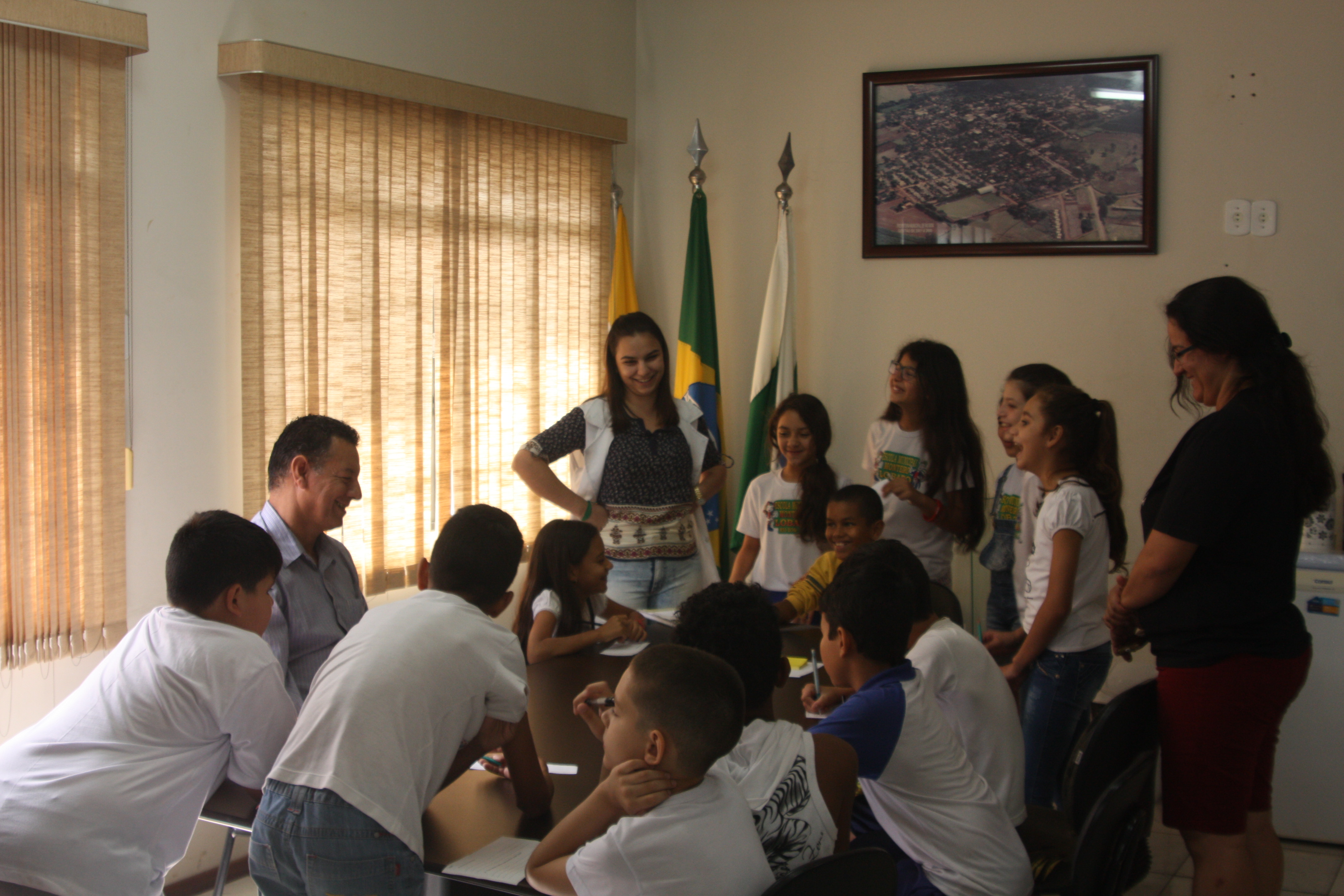 Prefeito concede entrevista a alunos do ensino fundamental