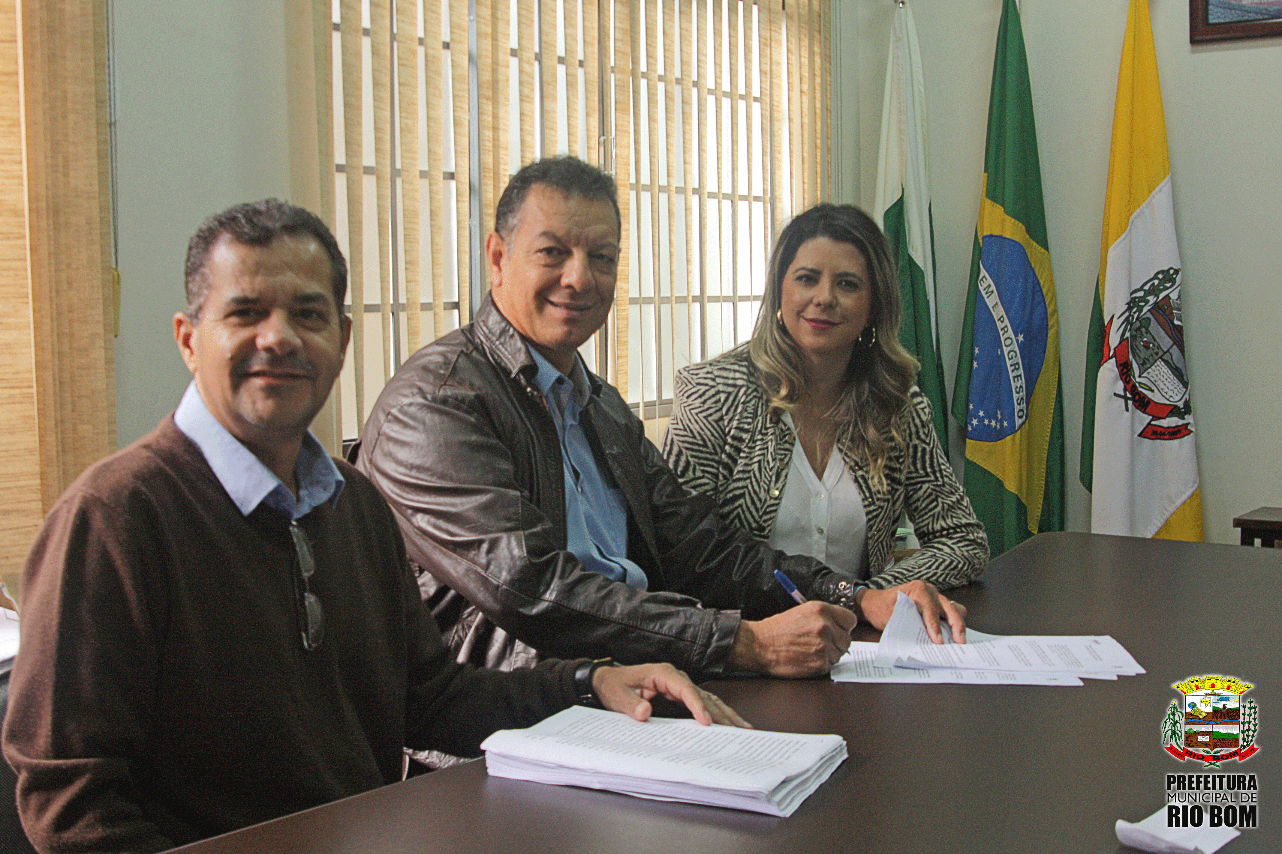 Prefeito recebe representantes do Programa Família Paranaense