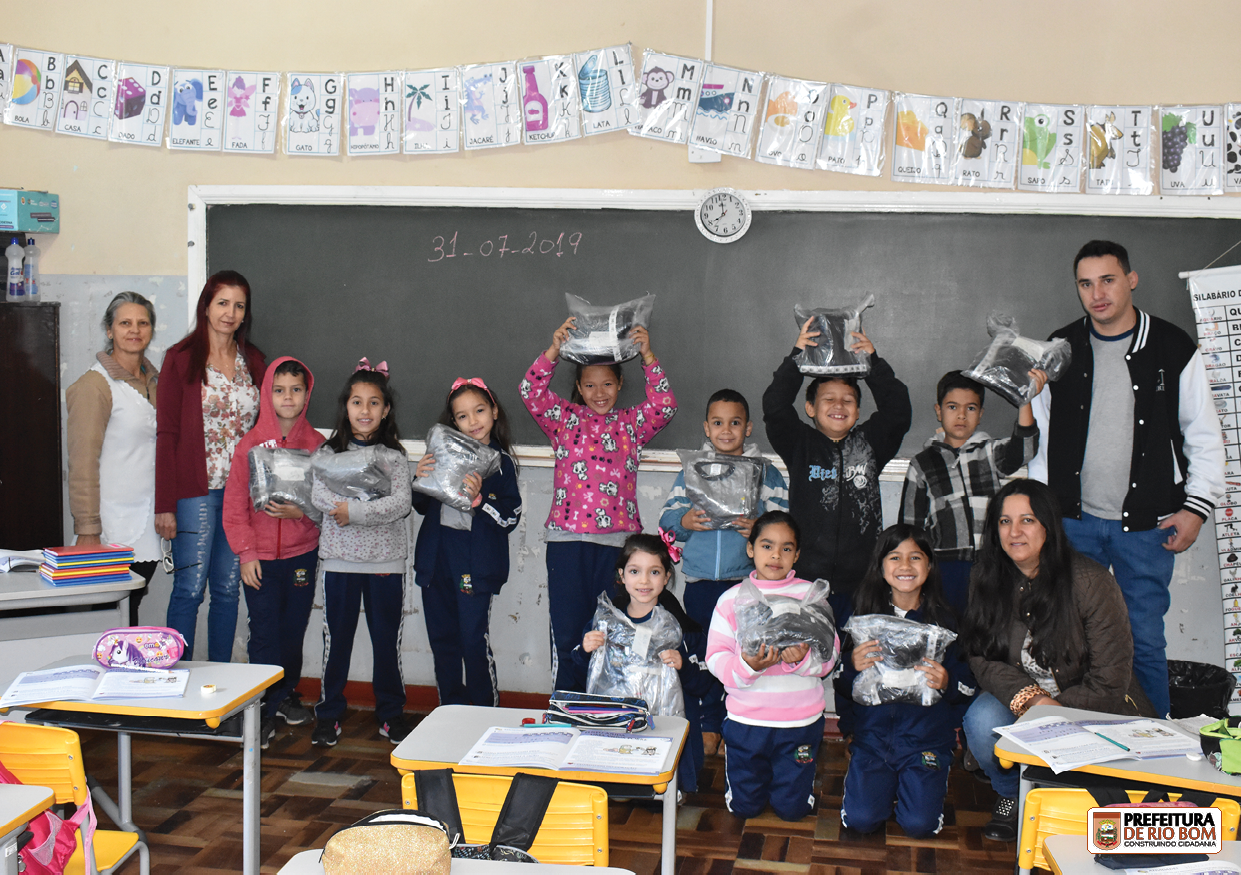 Prefeitura entrega segundo kit de uniformes escolares aos alunos da Rede Municipal de Ensino