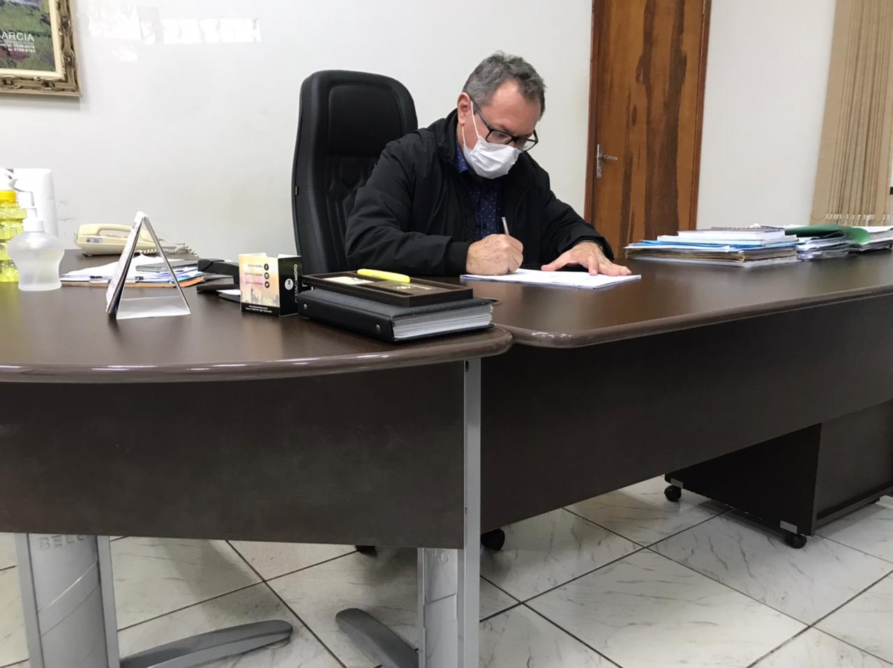 Prefeito Moisés Andrade assina várias ordens de serviço que somam mais de meio milhão de reais