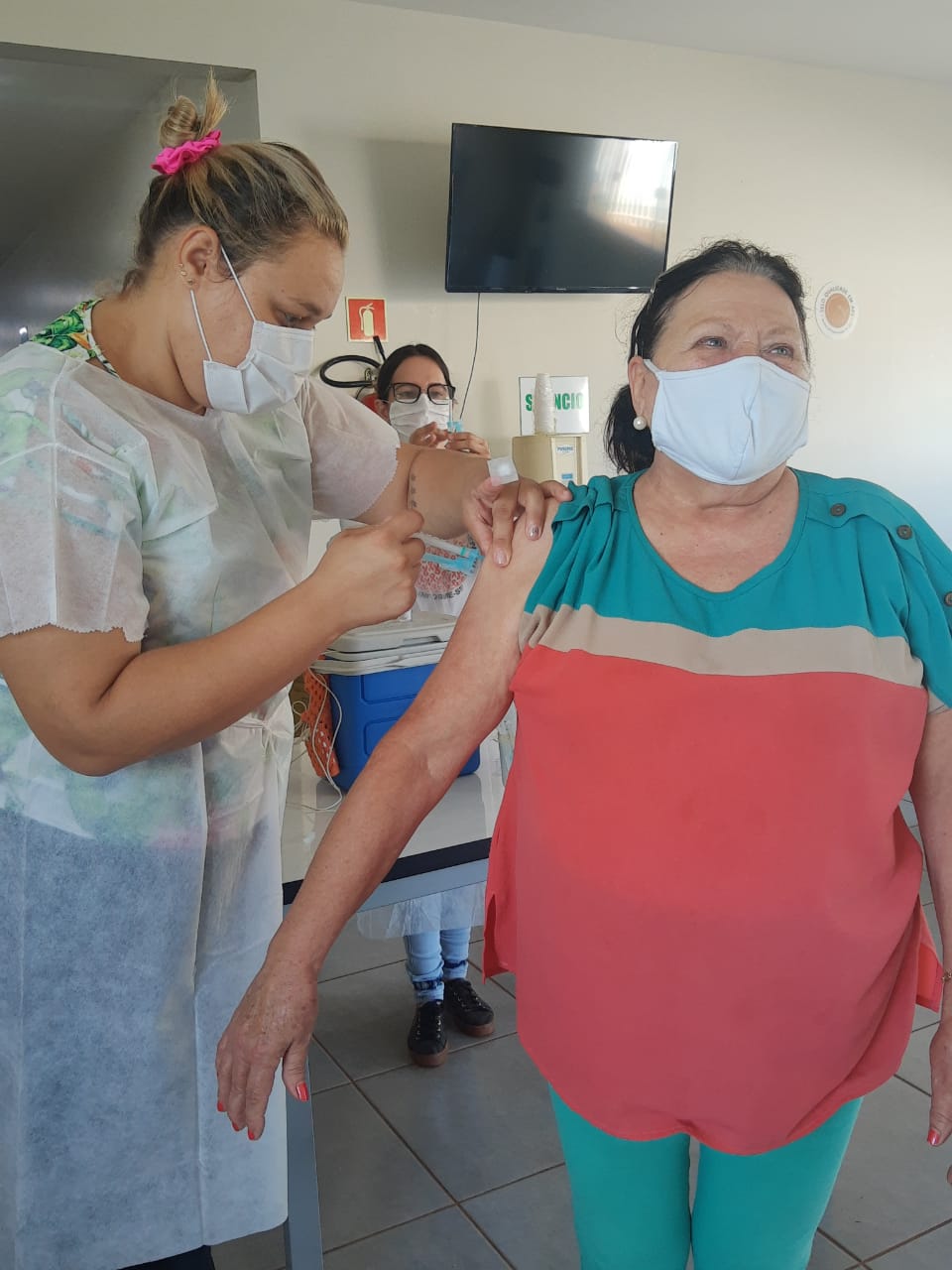 120 idosos acima dos 65 anos foram vacinados, neste domingo, 28