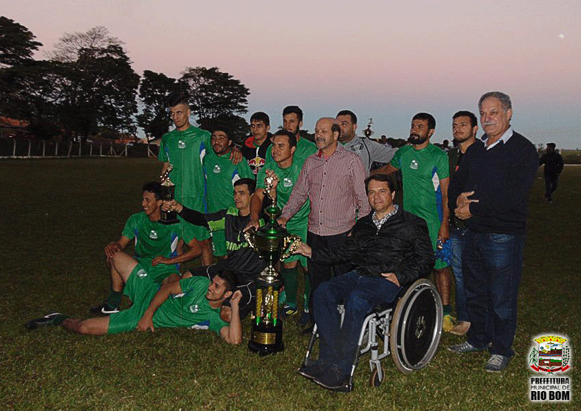 Equipe masculina de futebol se destaca em campeonato regional