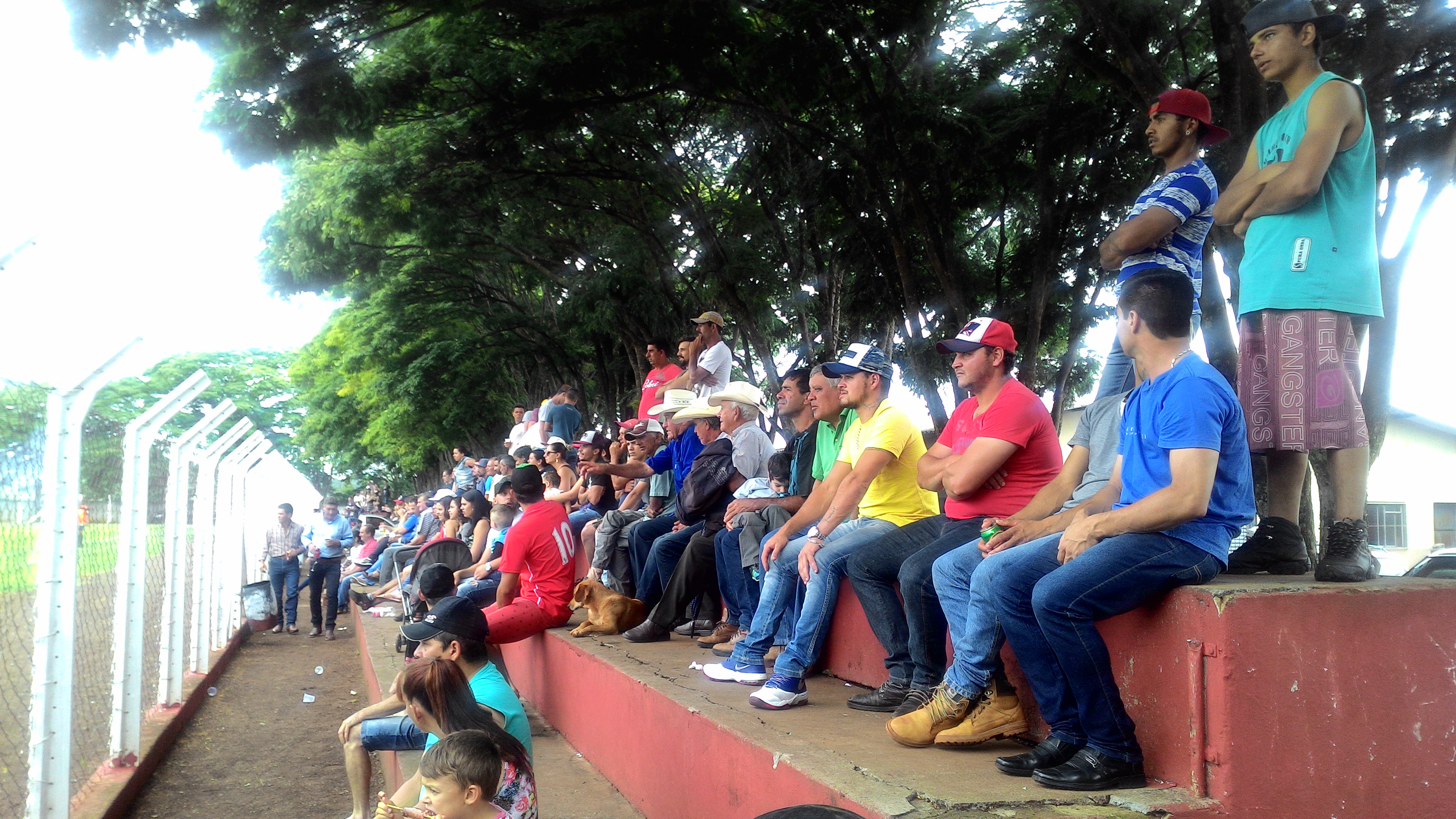 Com estádio lotado, prefeitura realiza final do campeonato regional de futebol