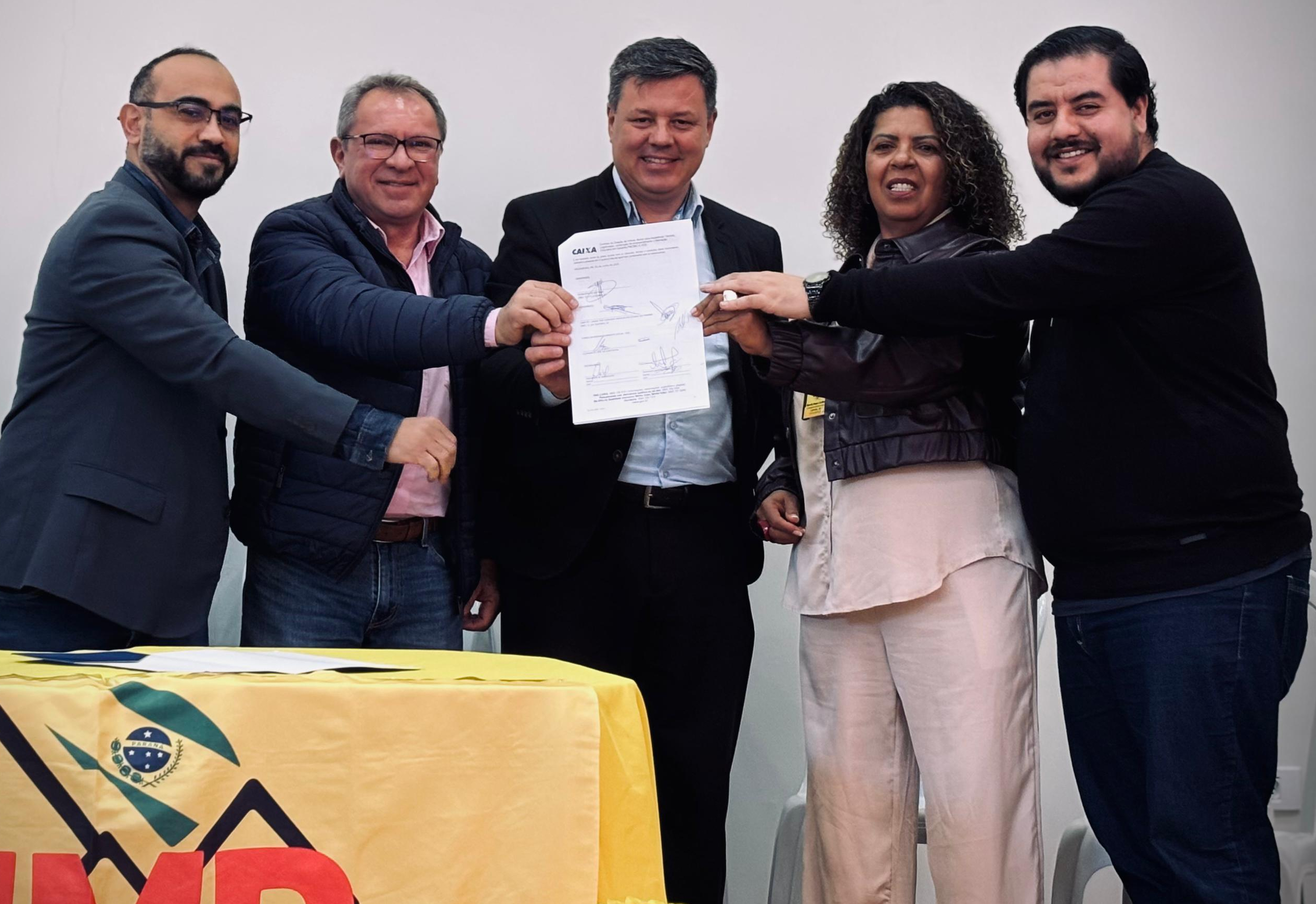 Rio Bom celebra conquista da casa própria com assinatura de contratos habitacionais de 50 famílias