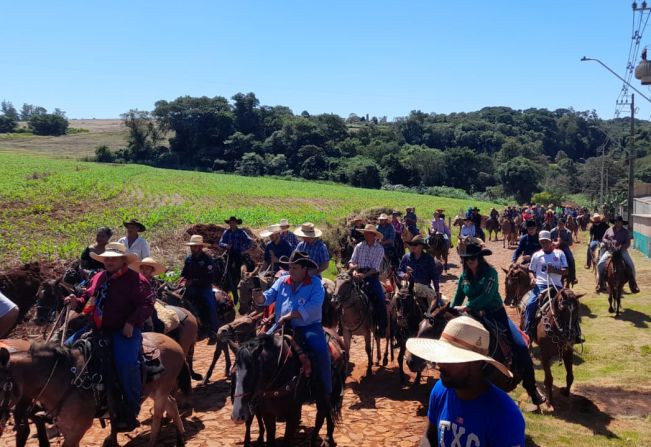 Cavalgada reúne milhares de pessoas em evento no Lago Beija-Flor