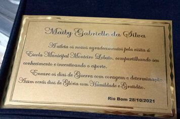 Atletas fazem visita em escolas de Rio Bom e recebem homenagens